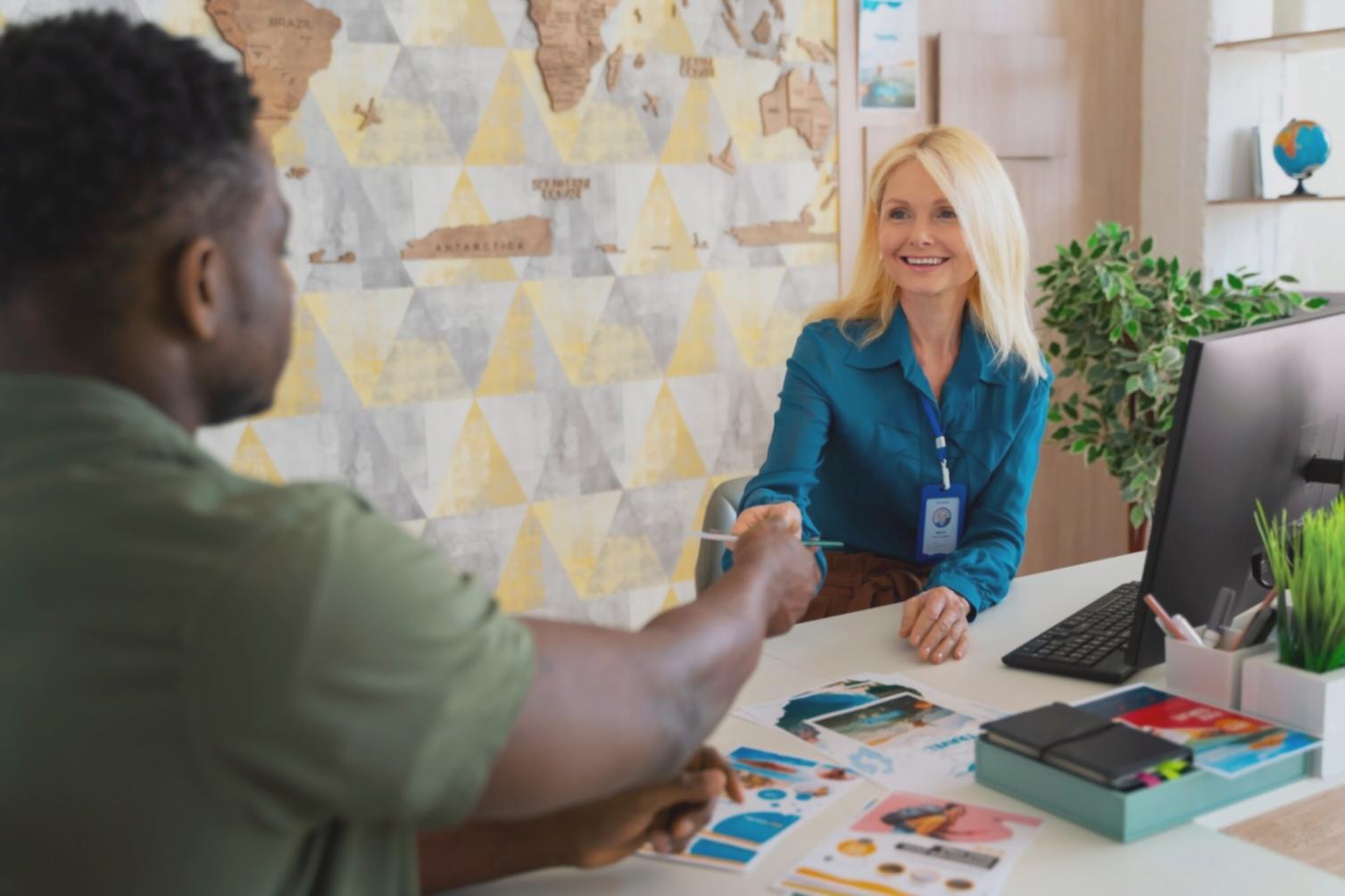 Studierende bei der Finanzplanung am Laptop