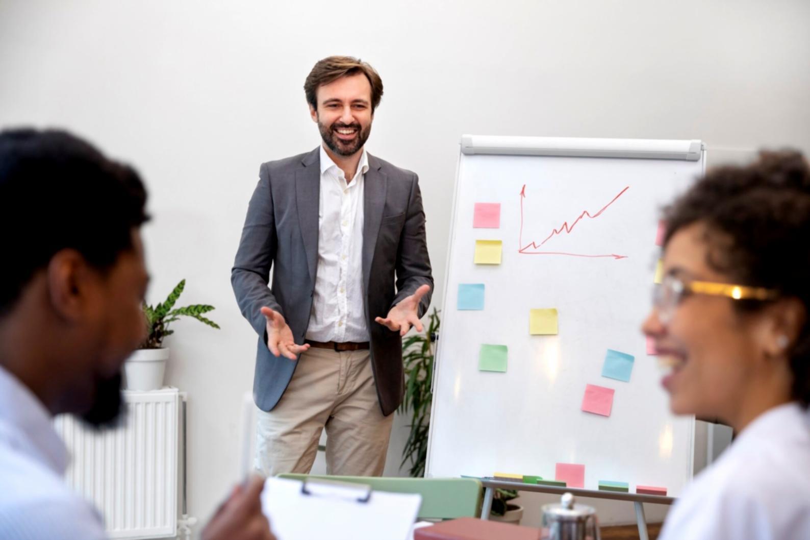 Geschäftsinhaber bei der Budgetplanung am Arbeitsplatz