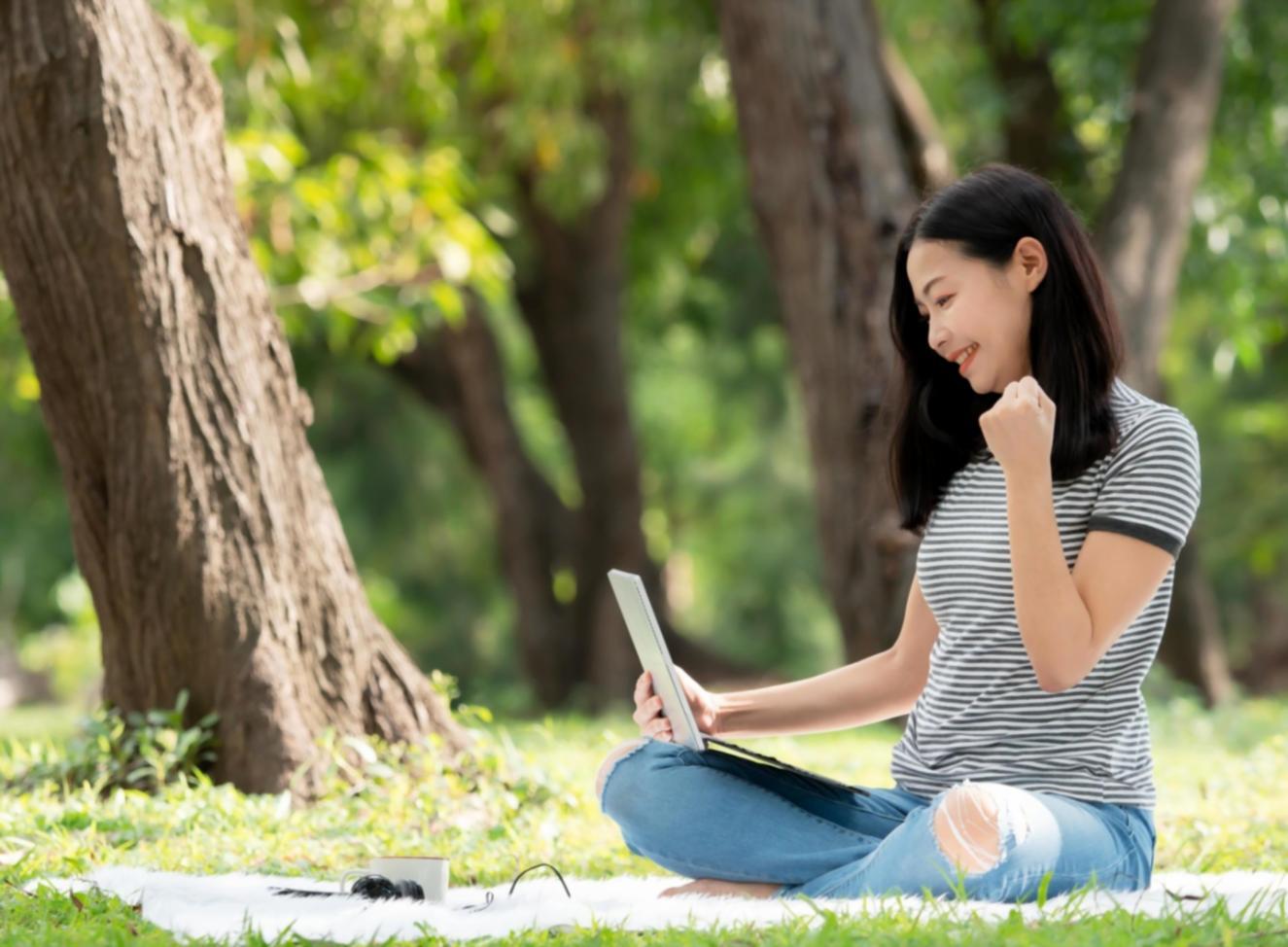 Moderne Büroumgebung mit Finanzunterlagen und Laptop